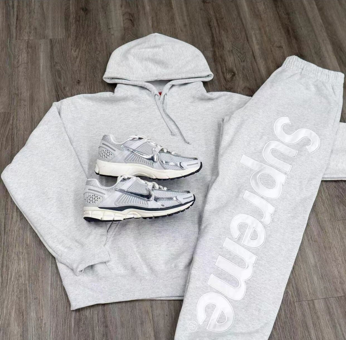 Supreme   シュプリーム   オーバーサイズのフード付きスウェットシャツ  2色兼用 男女兼用 レディース メンズ    E559