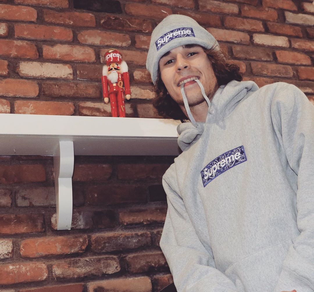 Supreme   シュプリーム   定番スタイルのフード付きスウェットシャツ  2色兼用 男女兼用 レディース メンズ    E513