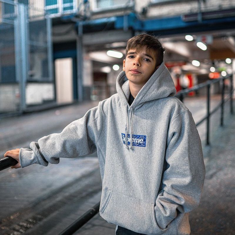 Supreme   シュプリーム   定番スタイルのフード付きスウェットシャツ  2色兼用 男女兼用 レディース メンズ    E513
