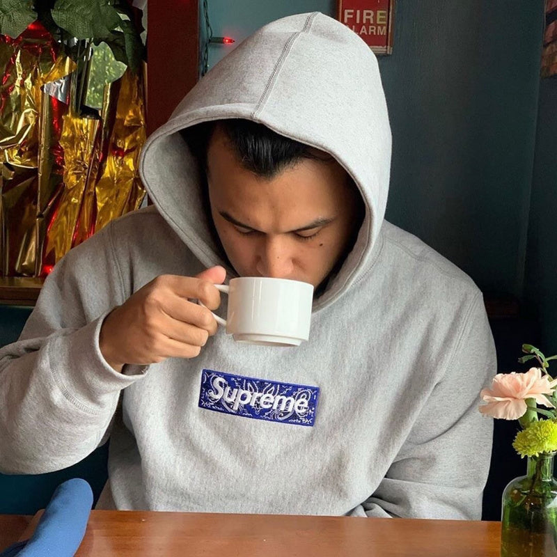Supreme   シュプリーム   定番スタイルのフード付きスウェットシャツ  2色兼用 男女兼用 レディース メンズ    E513