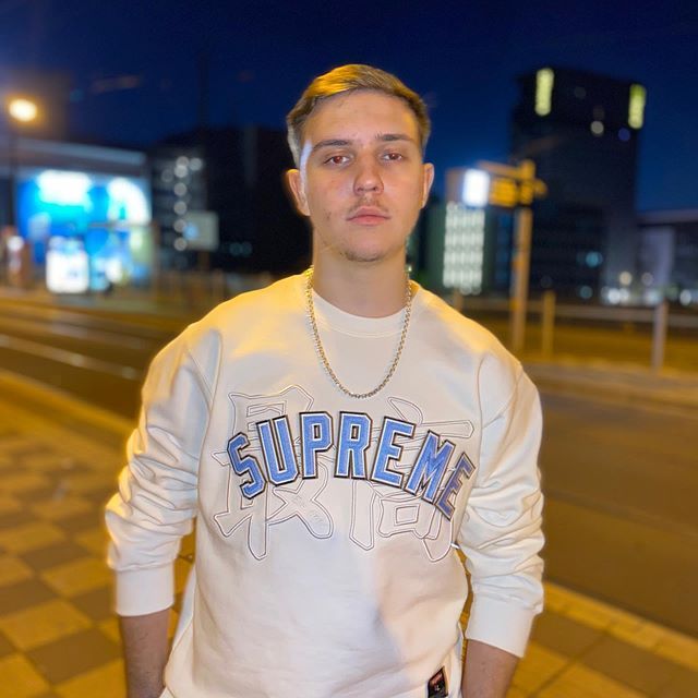 Supreme   シュプリーム   シンプルデザインクルーネックスウェット  4色兼用 男女兼用 レディース メンズ    E517
