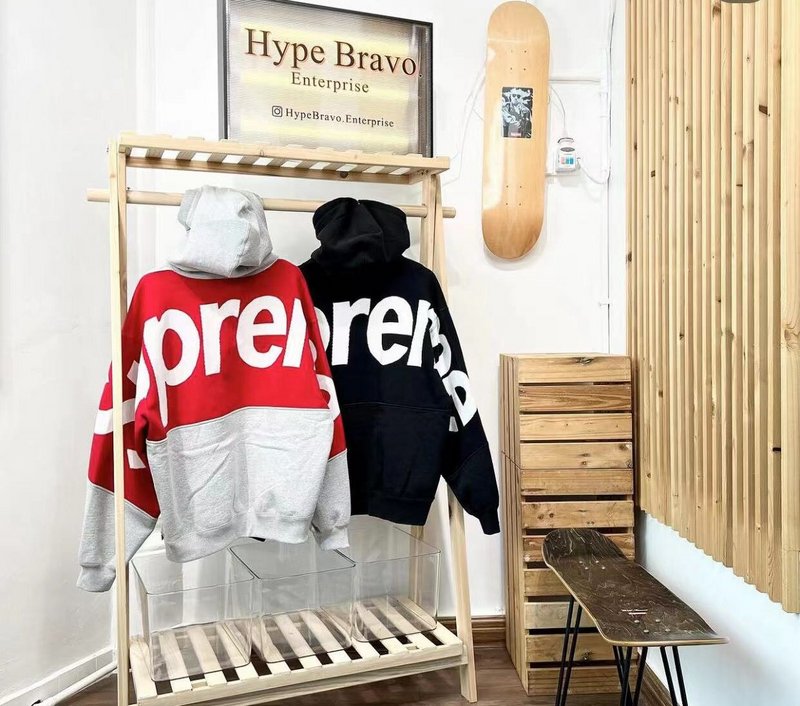 Supreme   シュプリーム   秋冬にぴったりのフード付きパーカー  2色兼用 男女兼用 レディース メンズ    E558