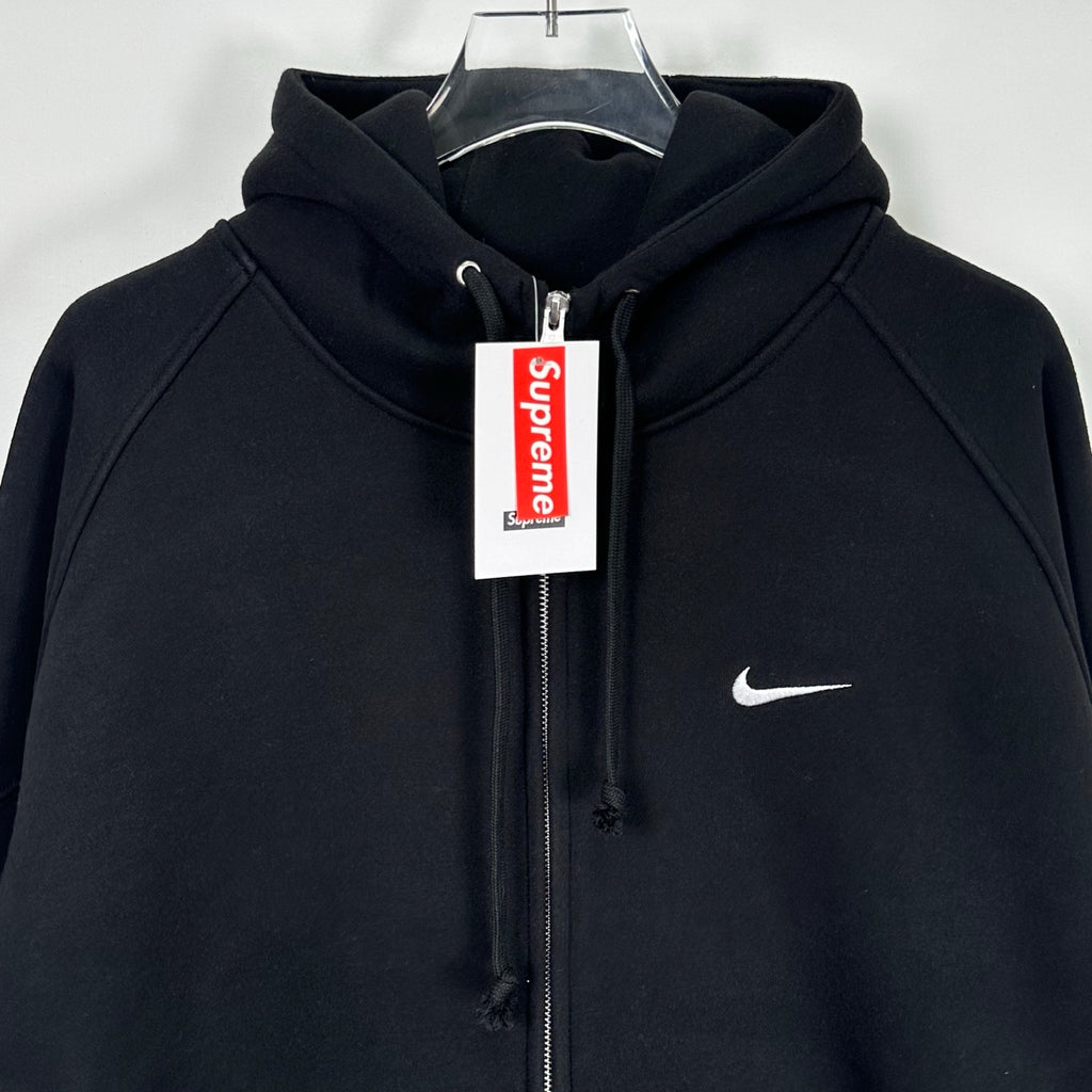 Supreme × Nike 刺繍ロゴ 裏起毛ジップアップパーカー