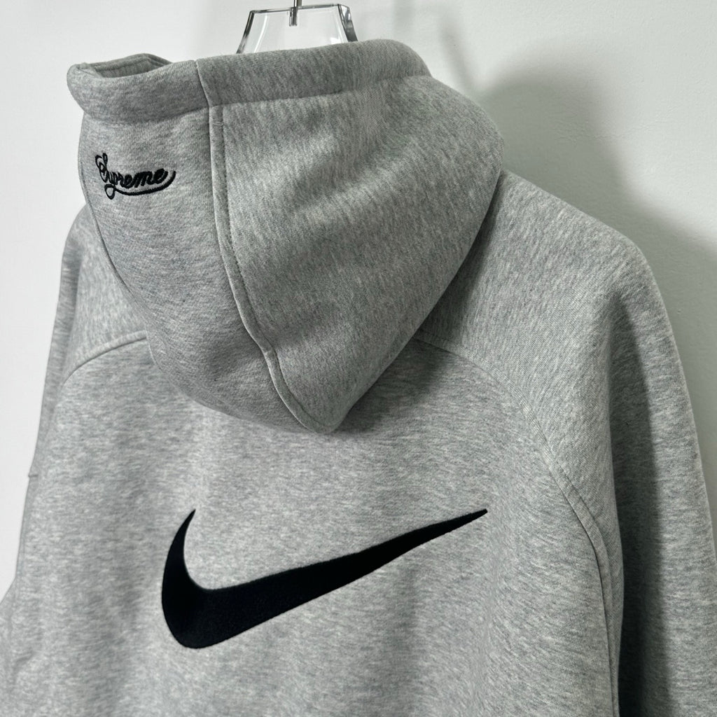 Supreme × Nike 刺繍ロゴ 裏起毛ジップアップパーカー