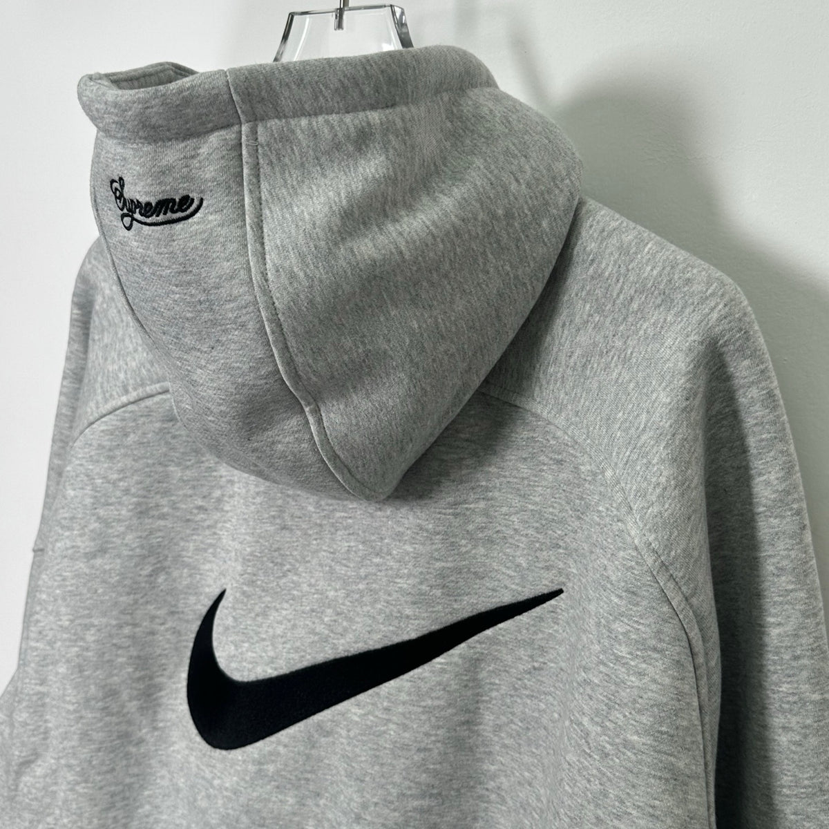 Supreme × Nike 刺繍ロゴ 裏起毛ジップアップパーカー